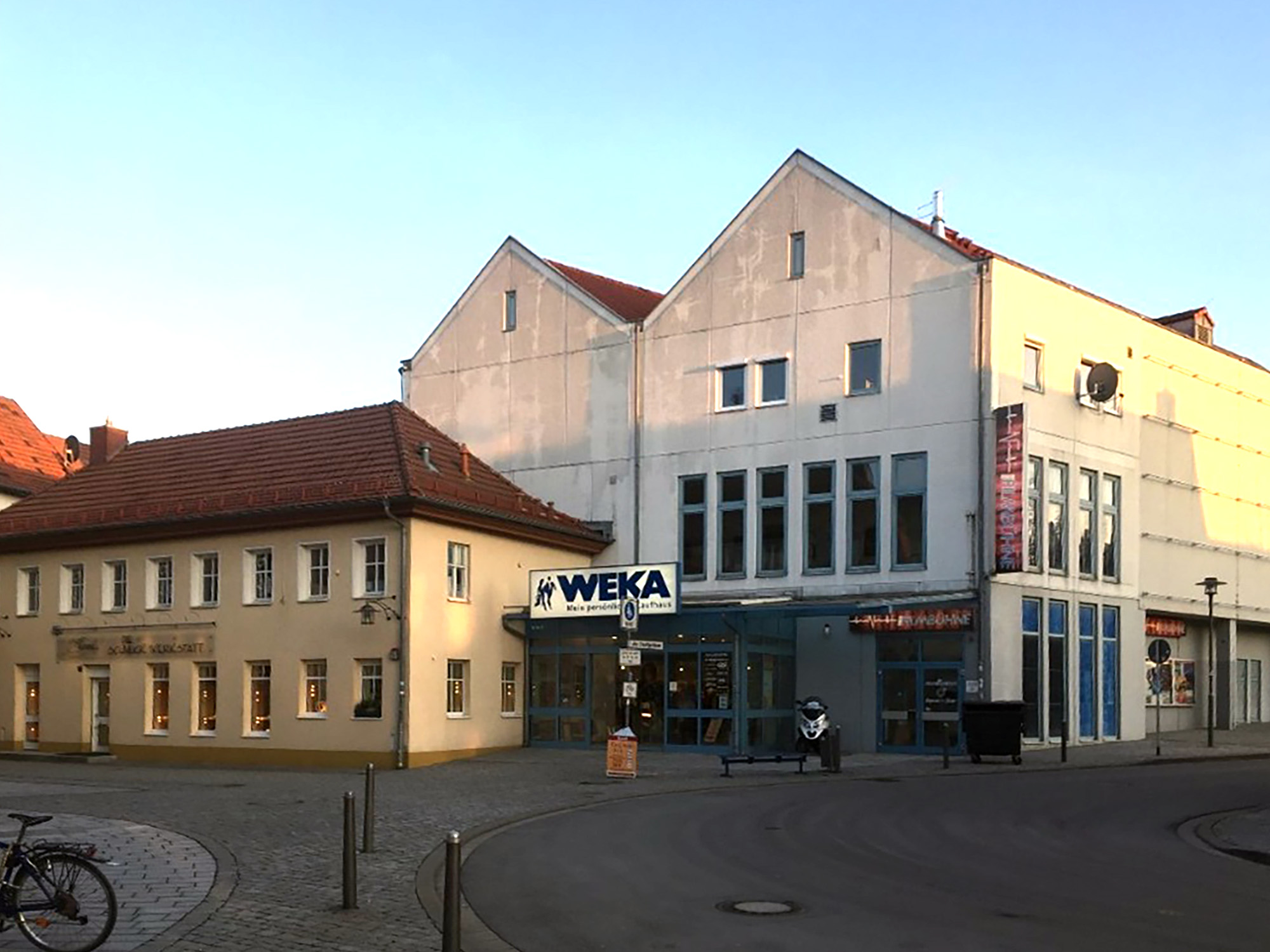 Außenaufname der Neuen Filmbühne