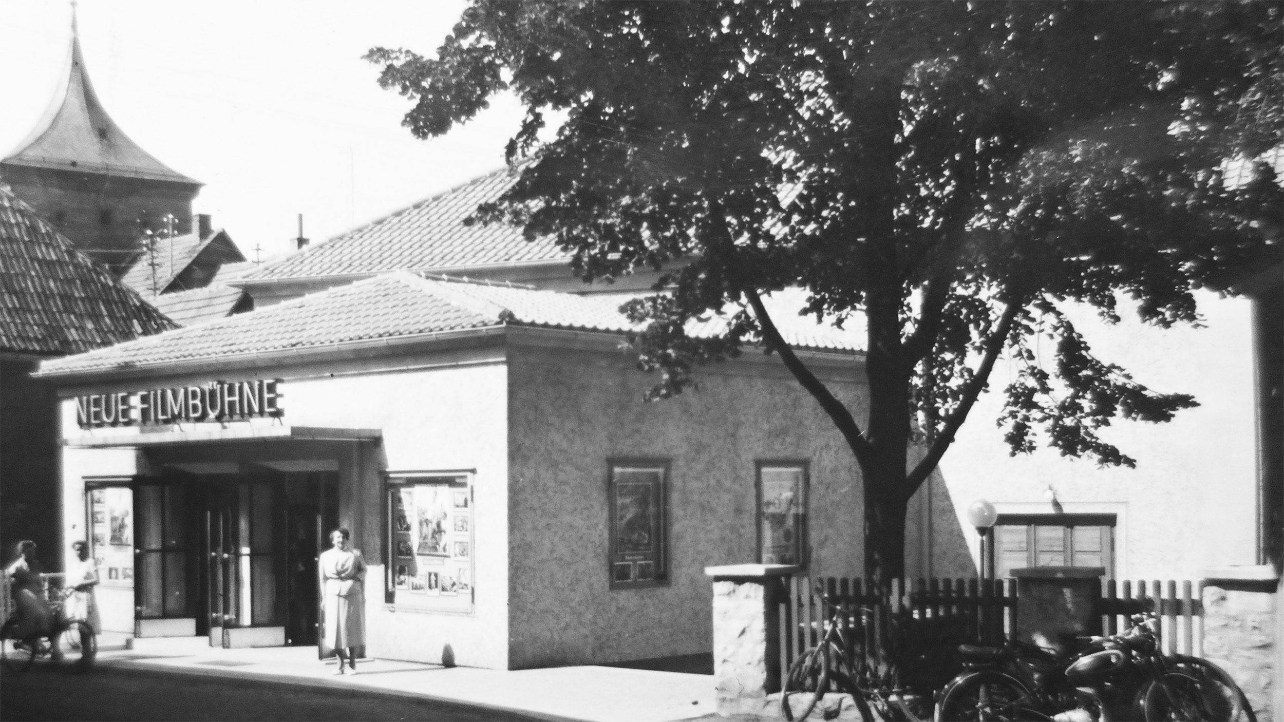 Schwarz-Weiß-Bild der Neuen Filmbühne aus 1952