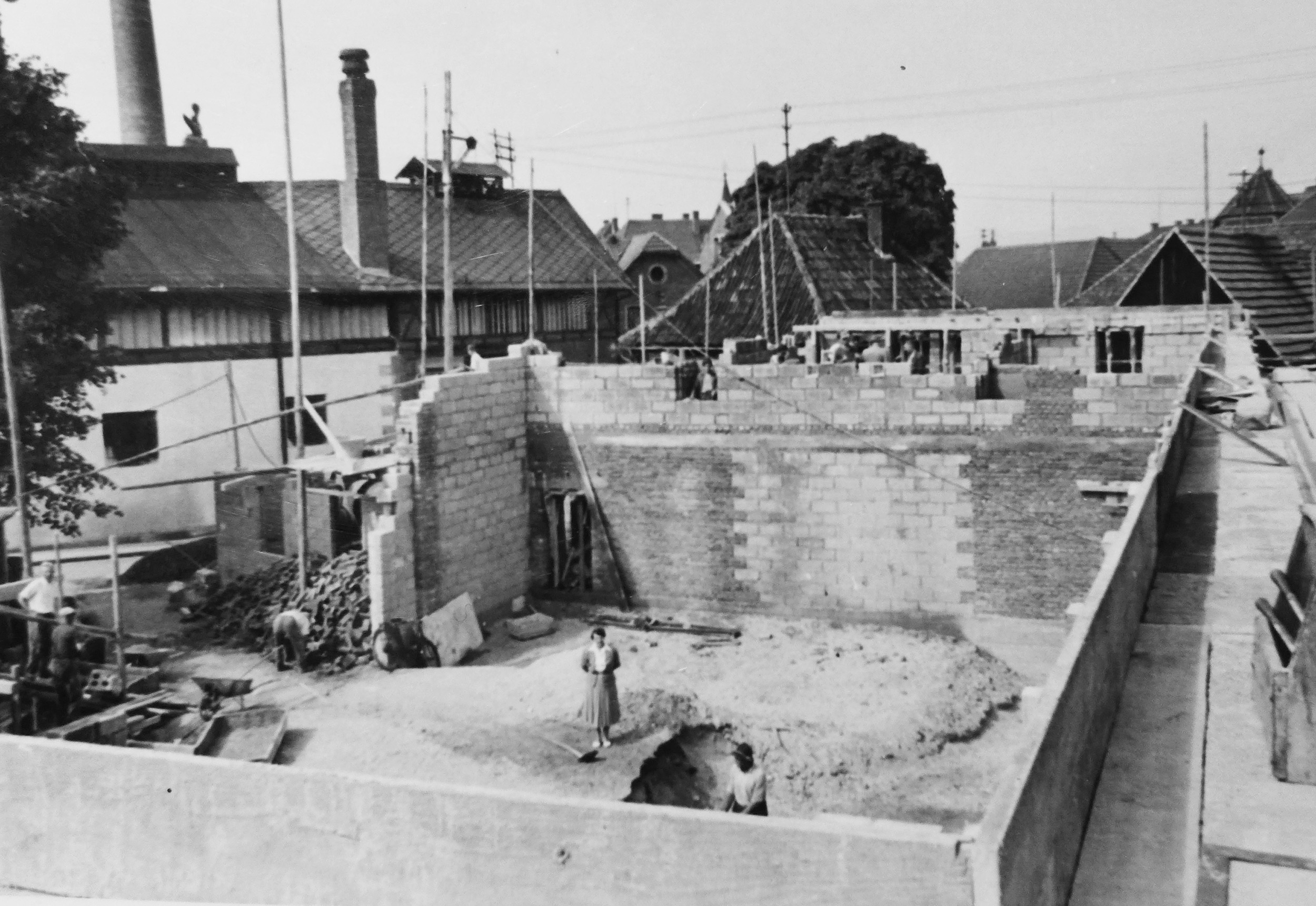 Schwarz-Weiß-Bild des Baus der Neuen Filmbühne aus 1952